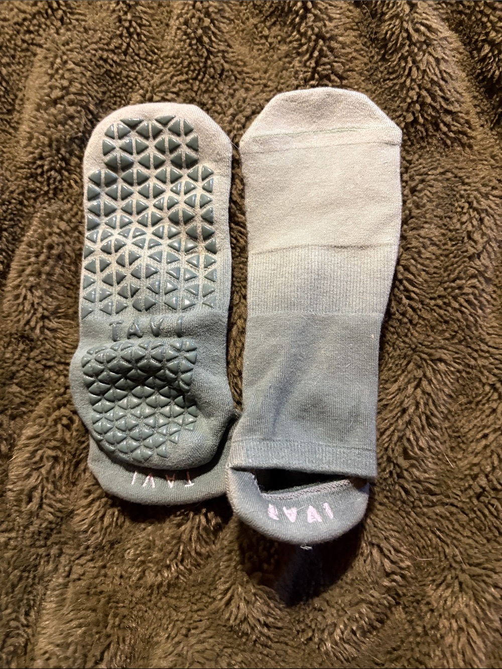 Women's No-Show Grip Athletic Socks in Light Gray